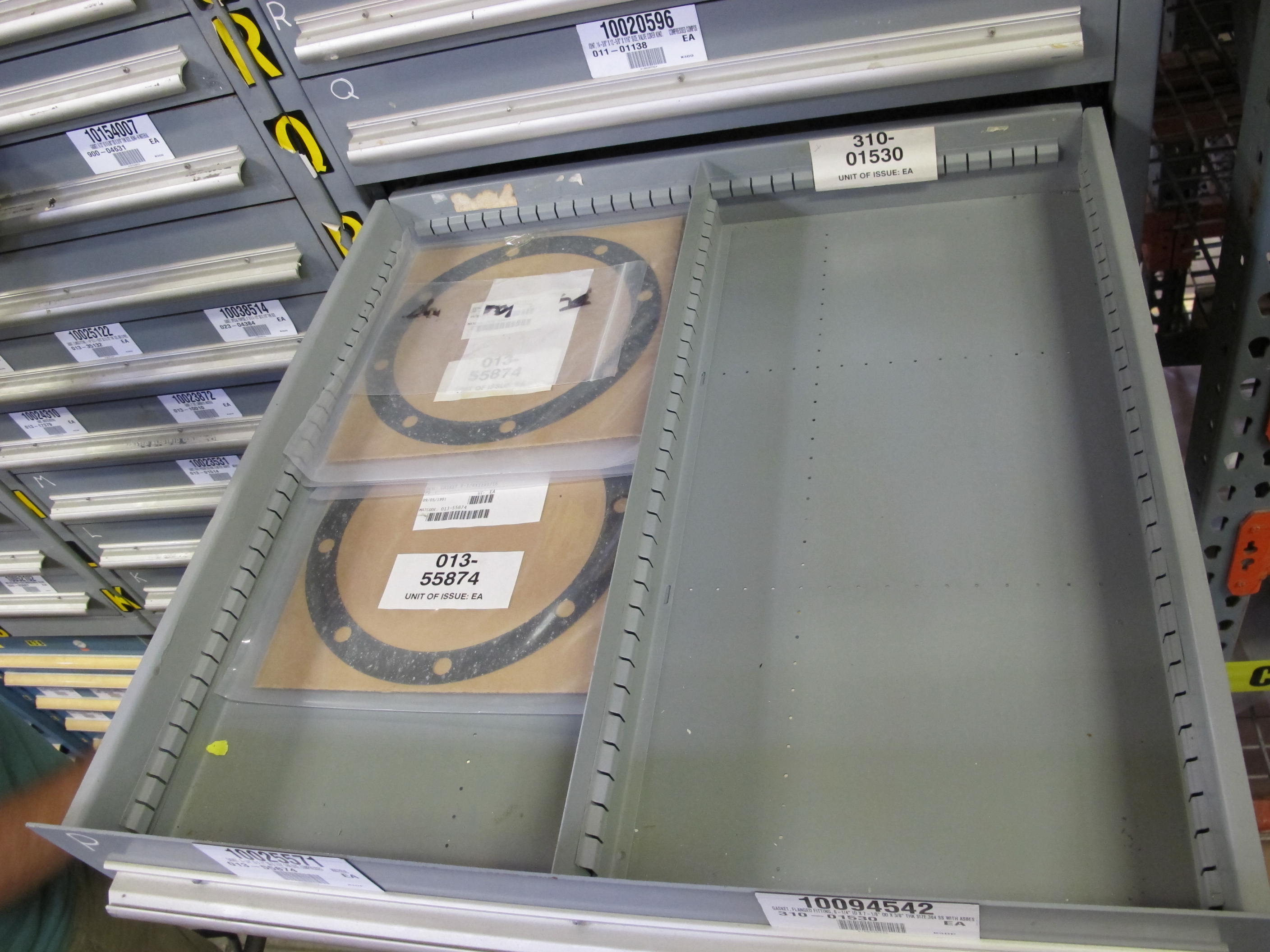 STANLEY VIDMAR HEAVY DUTY 9-DRAWER PARTS CABINET W/ CONTENTS (W-50) LOADING & HANDLING FEE $25-